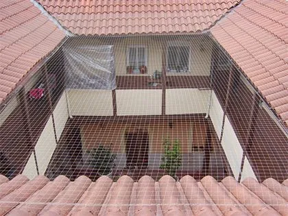 Red antipalomas en patio interior
